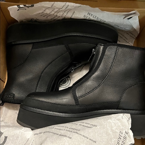 UGG Cityfunc Zip water-resistant platform booties in black leather. - Picture 10 of 12
